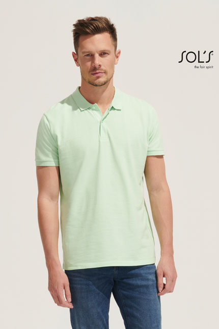 Planet Men - 03566POLO-SHIRTS / SOLSΑνδρικό οργανικό πόλοΠεριγραφή: Κοντά μανίκια με πλαϊνές ραφές, ενισχυμένη πατιλέτα με 3 κουμπιά στο ίδιο χρώμα, ριπ στον γιακά και τα μανίκια, με φακαρόλα στο λαιμό και ίσιο τελείωμα. Διαθέτει ανταλλακτικό κουμπί στην πλαϊνή εσωτερική ραφή. Σύνθεση:Πικέ 170g/m² - 100% Οργανικό βαμβάκι. Grey melange: 85% Βαμβάκι / 15% Βισκόζη.Διαθεσιμότητα Χρωμάτων: Η μπλούζα είναι διαθέσιμη σε διάφορες αποχρώσεις, που εμφανίζονται στις φωτογραφίες.Εφαρμογή ως Επαγγελματική Ένδυση: Ιδανικό για επαγγελματικές περιστάσεις όπως γραφεία ή επιχειρήσεις εστίασης, προσφέροντας επαγγελματική εμφάνιση και άνεση.Υλικό και Άνεση: Το οργανικό βαμβάκι εξασφαλίζει άνεση και ανθεκτικότητα, καθιστώντας το κατάλληλο για καθημερινή χρήση.Δυνατότητα Προσαρμογής: Προαιρετικές εκτυπώσεις με λογότυπα ή μηνύματα της επιχείρησης για προσωποποιημένες επαγγελματικές ενδύσεις.Επικοινωνήστε μαζί μας για να βρούμε μαζί αυτό που θέλετε.